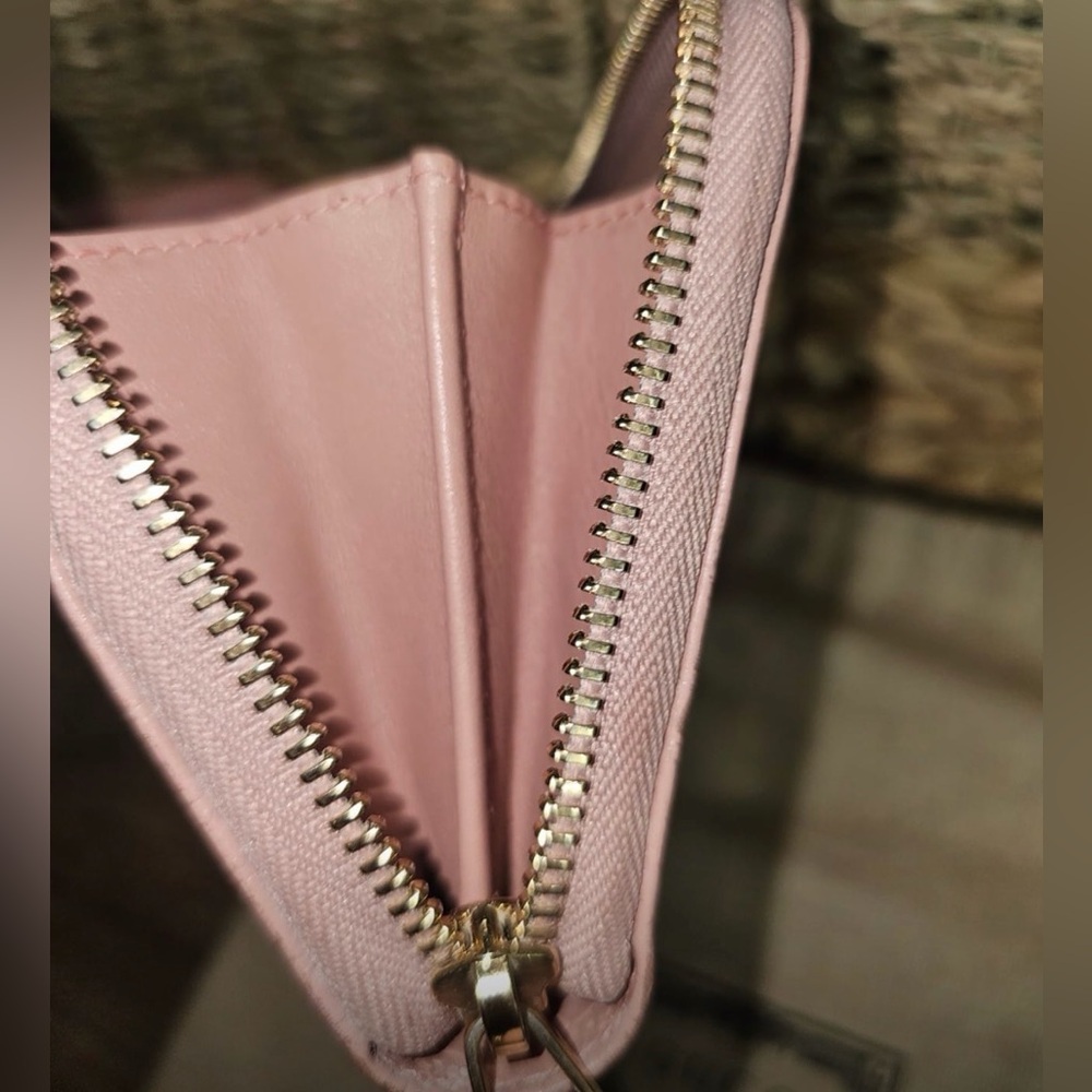 Authentic Gucci Microguccissima Soft Pink Zip Around Wallet - Picture 10 of 10